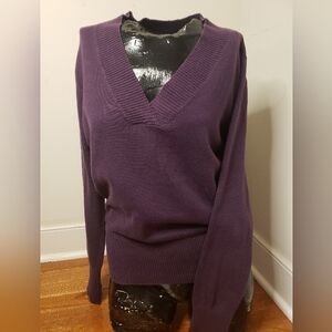 Gap purple/grape v neck 💜 sweater size Medium